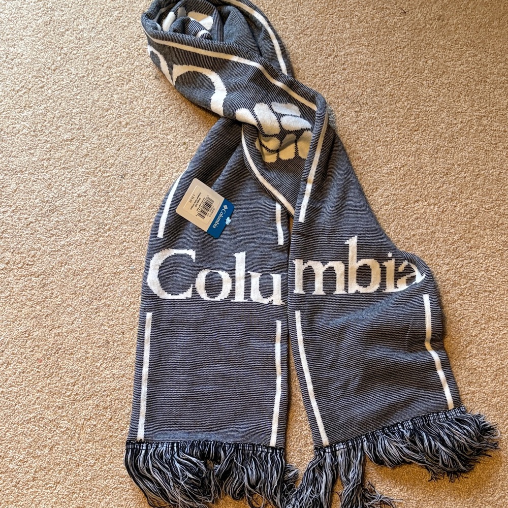 NWT Columbia Charcoal and Ivory Knit Scarf